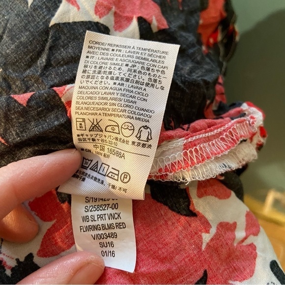 🛍️3/$30‎ Gap women’s  floral sleeveless blouse in size small - Picture 7 of 7